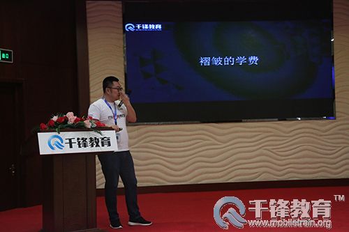 3、寧老師向大家動情講述褶皺的學費的故事.JPG